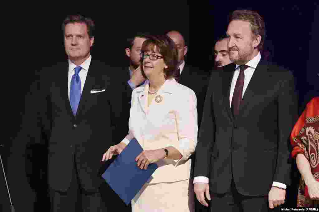 Američki kongresmen Michael Turner (lijevo), ambasadorica SAD u BiH Maureen Cormack (u sredini) i član Predsjedništva BiH Bakir Izetbegović tokom ceremonije.