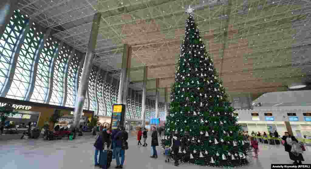 Первой установили и нарядили новогоднюю елку в пассажирском терминале местного аэропорта
