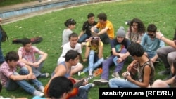 Երիտասարդները Երեւանի Անգլիական այգում քննարկում են հայկական ռոքի հարցերը, 9-ը հուլիսի, 2011թ.