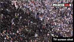 تصویری از پخش زنده سخنرانی محمود احمدی‌نژاد در مشهد در شبکه خبر تلویزیون جمهوری اسلامی