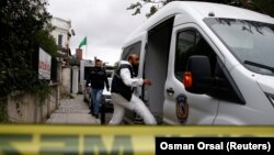 Сотрудники турецкой полиции у консульства Саудовской Аравии в Стамбуле