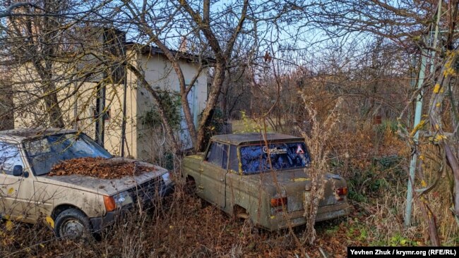 Во дворе – раритетные автомобили