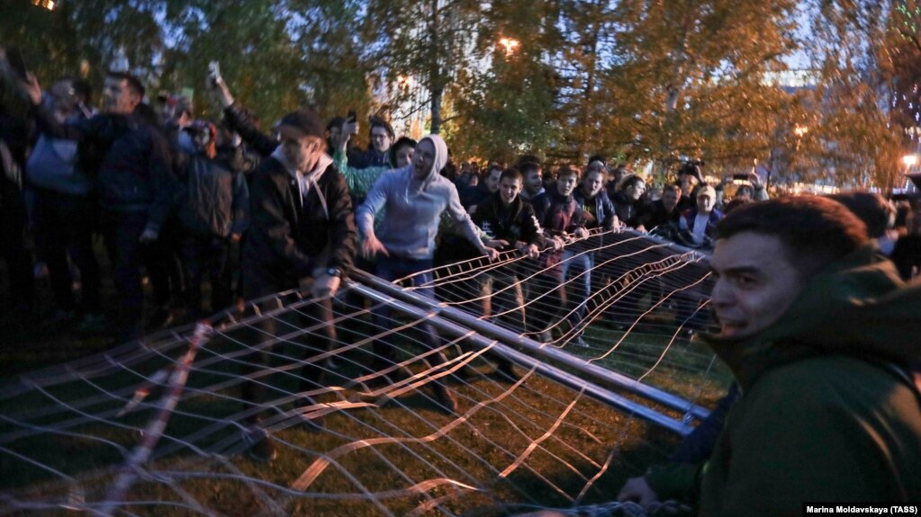 Протесты против строительства храма на месте сквера в Екатеринбурге