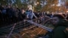 Участники акции против строительства собора святой Екатерины ломают забор вокруг сквера в центре Екатеринбурга