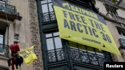 Активісти Greenpeace повісили банер напроти паризького офісу «Газпрому», 9 жовтня 2013 року