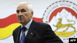 Еще один аргумент в пользу того, что Южной Осетии абхазский сценарий не грозит: все-таки Тибилов, в отличие от Анкваба, фигура компромиссная. Он всегда выступал в качестве лидера, пытающегося примирить противоборствующие стороны