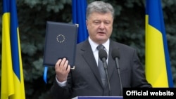 Президент Петр Порошенко демонстрирует утвержденное Соглашение об ассоциации между Украиной и Евросоюзом. Киев, 13 июля 2017 года