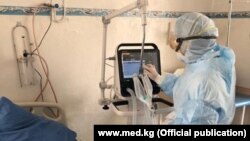 Медработник одной из больниц в Кыргызстане. Иллюстративное фото.