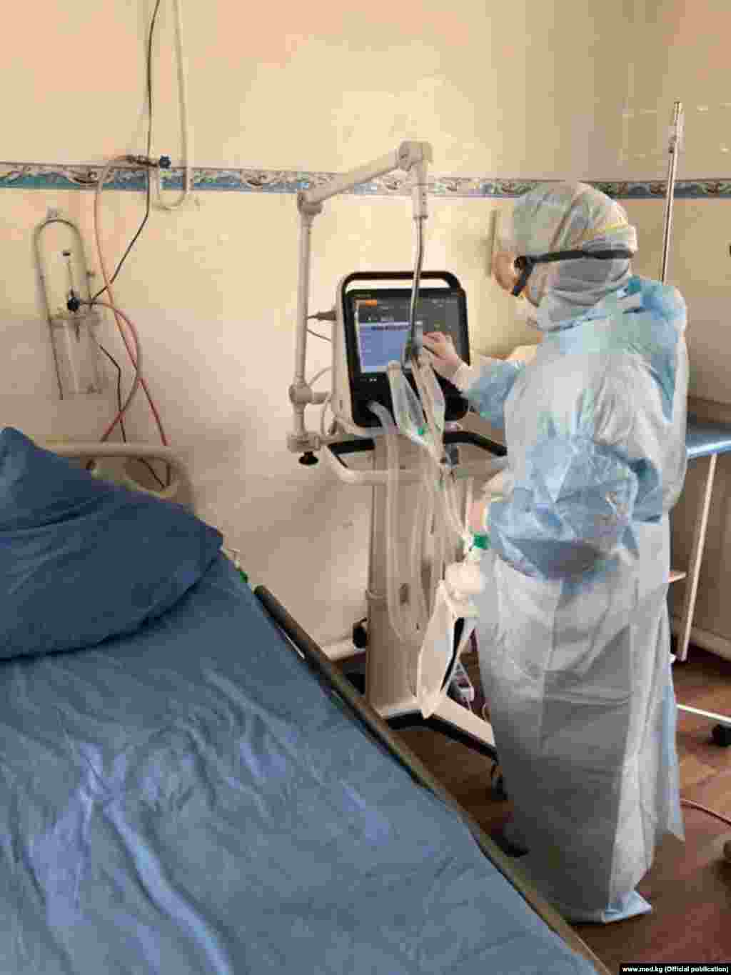 Аппарат ИВЛ, подаренный международными донорами Республиканской клинической инфекционной больнице (РКИБ) в городе Бишкеке. 24 марта 2020 г.
