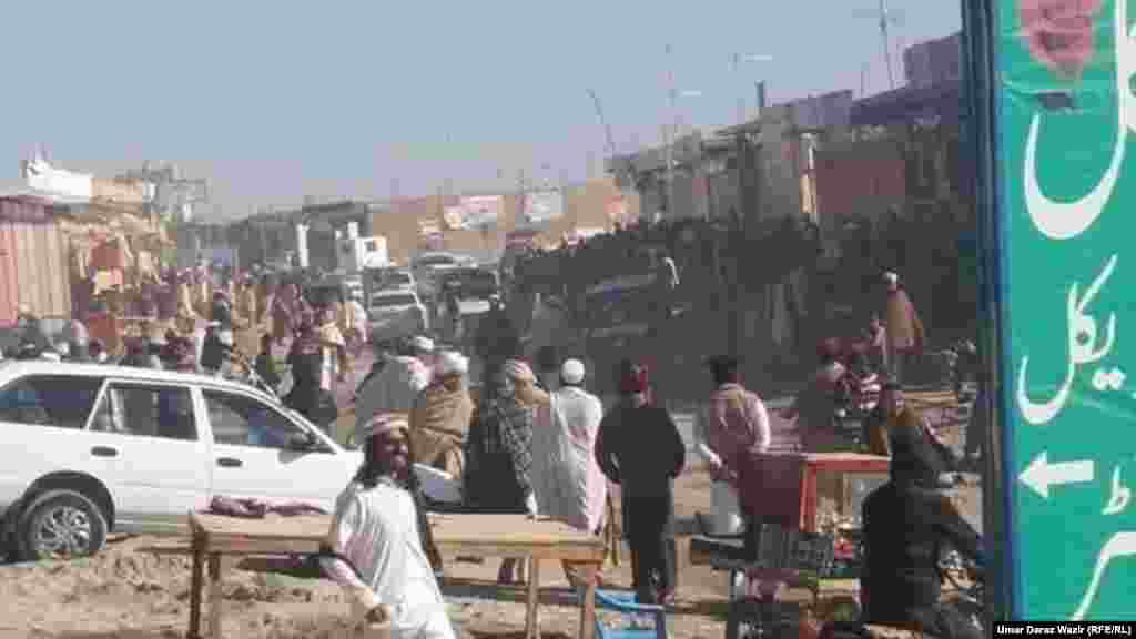 ПАКИСТАН - При напад на полициска станица во Пакистан, загинале најмалку тројца полицајци а ранети се над 10 цивили велат локалните власти. Неколкумина напаѓачи пукале кон канцеларијата на инспекторот во југозападнатапровинција Балочистан.