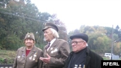 Володимир Повстанський (посередині)