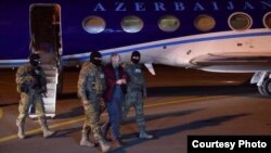 Azerbaijan - Russian-Israeli blogger Alexander Lapshin, is brought to Baku airport, 7feb2017.