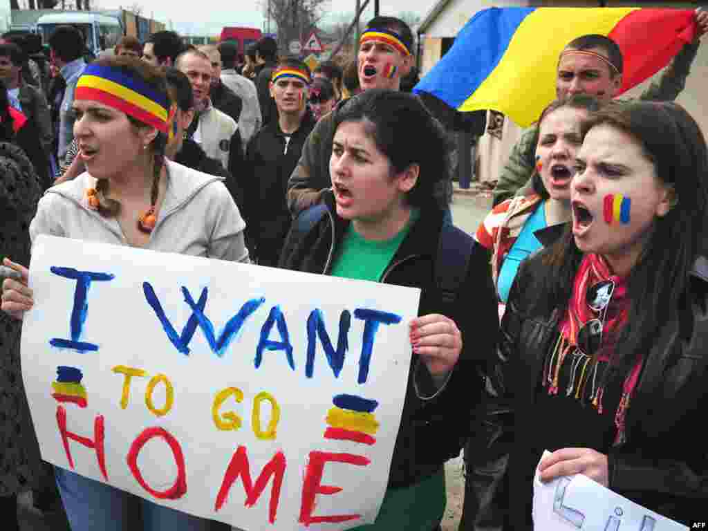 8 апреля. Молдавские студенты в Румынии требуют пропустить их домой в Молдову на пропускном пункте "Скулень". Президент Молдовы Воронин перекрыл границу с Румынией. 