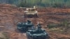 Tankok hajtanak végre egy feladatot a Zapad 2017 hadgyakorlaton a Luga lőtéren az oroszországi szentpétervári régióban 2017. szeptember 18-án