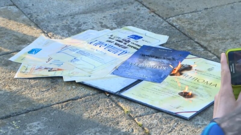 Žena spalila svoje diplome ispred Skupštine Srbije