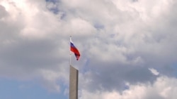 Російський триколор на площі в окупованому нині Донецьку