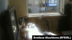 Брошенная хозяевами и пустующая квартира, которую заняли нуждающиеся в жилье люди. Город Сатпаев Карагандинской области, 10 июля 2014 года.