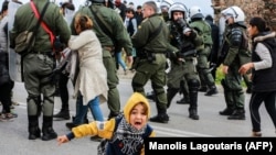 برخورد پلیس ضد شورش یونان با پناهجویان در سال ۲۰۲۰