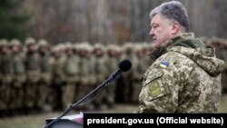 Петро Порошенко на військовому полігоні, архівне фото