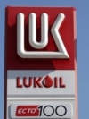 Sigla companiei Lukoil este afișată la o stație de alimentare din București, România, 23 octombrie 2025.