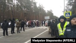 Мітингувальники, які виступають проти незаконної забудови, певний час блокували рух транспорту, 4 лютого 2018 року