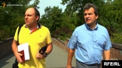 Журналист программы «Схемы» Сергей Андрушко и заместитель руководителя дома отдыха ГП «Конча-Заспа» Игорь Колесник