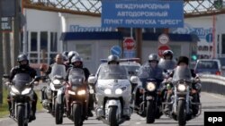 Польша-Беларусь шекарасында "Брест" бақылау-өткізу бекетінде тұрған ресейлік "Ночные волки" клубының байкерлері. 27 сәуір 2015 жыл.