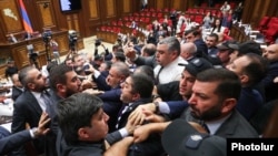 Իշխանական ու ընդդիմադիր պատգամավորների քաշքշոցը խորհրդարանում, 6-ը հոկտեմբերի, 2026թ. 