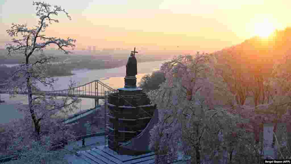 Spomenik Vladimiru Velikom u Kijevu u trenutku izlaska sunca, 18. januara."Narednih 30 dana biće nam teško", rekao je Herus. "Ponekad čujem da će, od određenog trenutka ili sedmicu kasnije, situacija biti bolja, ali na kraju takvih izjava sitnim slovima dodaju: 'pod uslovom da ne bude novog granatiranja'. A postoji visoka vjerovatnoća novih ruskih napada."