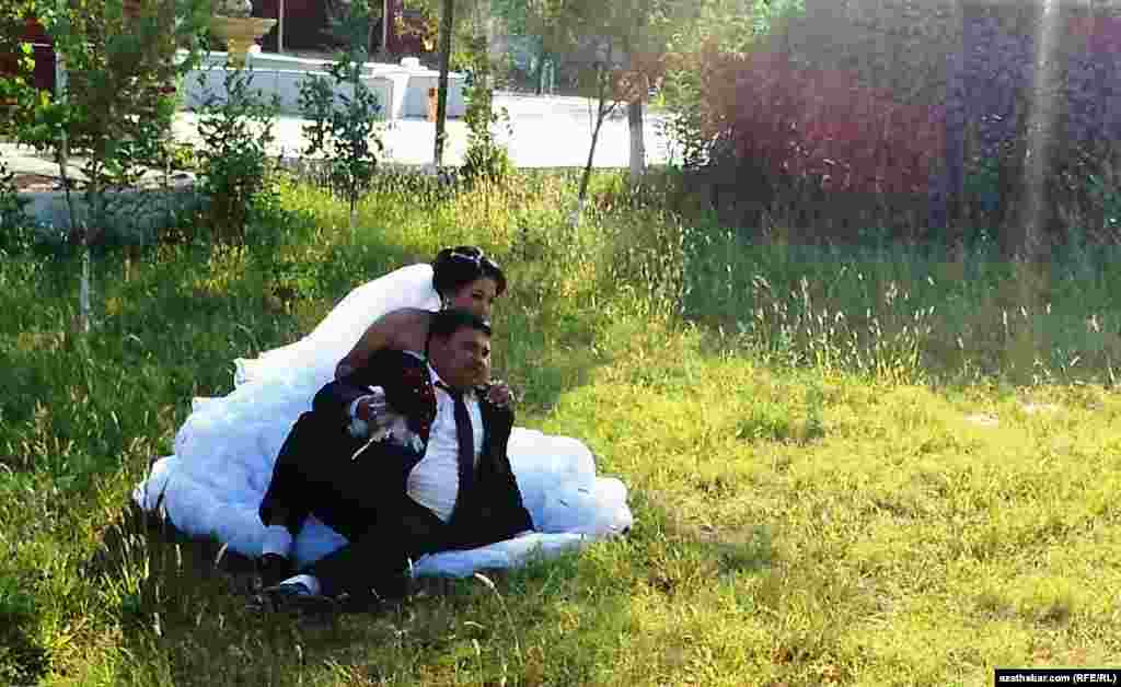 Ýaş çatynjalar "Maşgala albomyna" surata düşmek üçin taýýarlanýarlar.