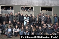 Ekipi i "Dua" pas përfundimit të xhirimeve.