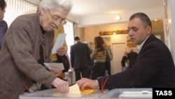 A woman casts her ballot at a Yerevan polling station in the parliamentary election of May 2007.