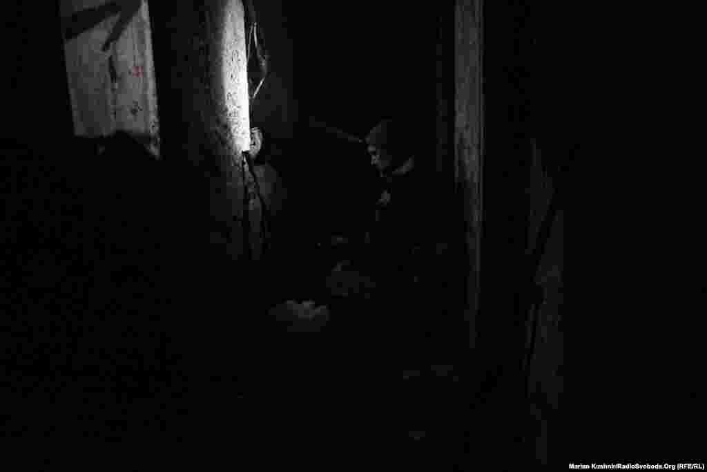 Часто доводиться шукати укриття миттєво, будь-яке, лиш би дрон не помітив переміщення людей