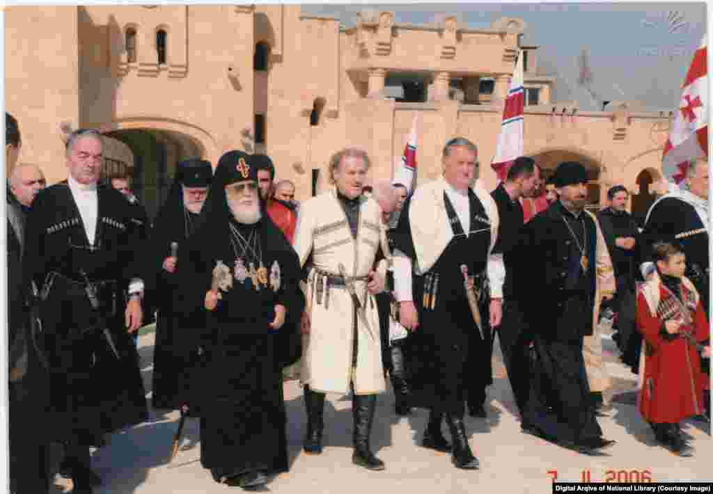 ილია მეორე სამების საკათედრო ტაძრის გახსნაზე, ტაძარი ოფიციალურად აკურთხა ილია მეორემ. ტაძრის გახსნისცერემონიას ესწრებოდნენ ქვეყნის მაშინდელი ხელისუფლების წარმომადგენლებიც, მათ შორის, მიხეილ სააკაშვილი. 