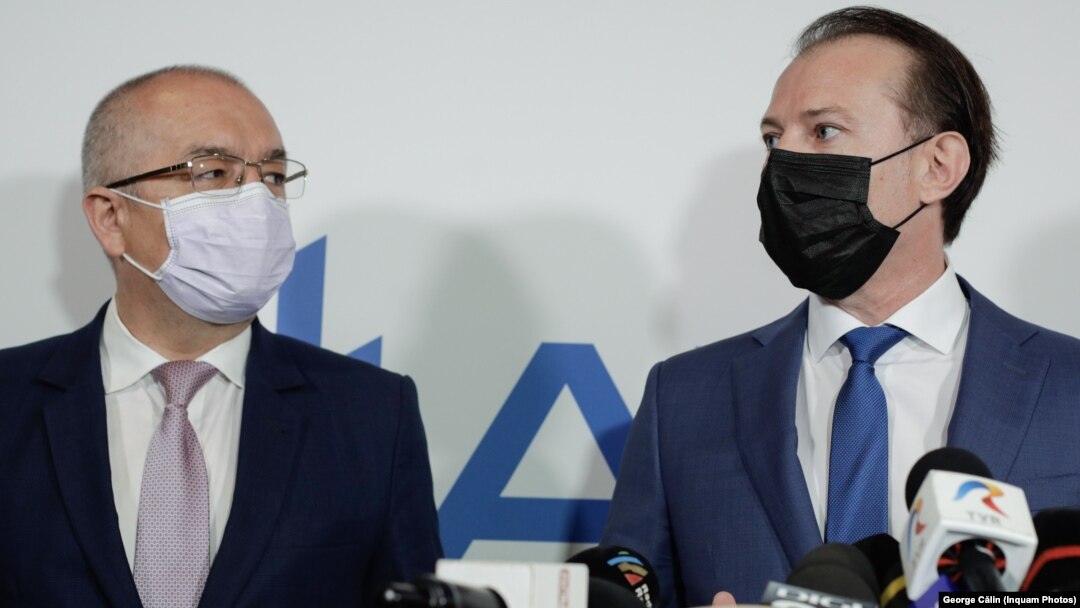 Președintele Asociație Municipiilor din România, Emil Boc, solicită ca Guvernul să aloce peste 1 miliard de lei pentru a acoperi factura la încălzire. Imagine cu Emil Boc (stânga) și Florin Cîțu (dreapta).