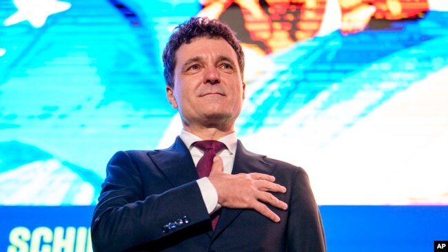 Kandidati për president, Nicusor Dan, merr pjesë në një event elektoral në Bukuresht më 11 maj.