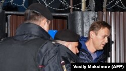 Nawalny duşenbe güni ir bilen tussaghanadan çykan mahaly Moskwanyň polisiýa edarasyna äkidildi.