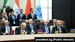 Армениянын премьер-министри Никол Пашинян жана Азербайжандын президенти Илхам Алиев “ШКУ плюс” форматындагы жолугушууда. Бишкек, 1-сентябрь, 2026-жыл.