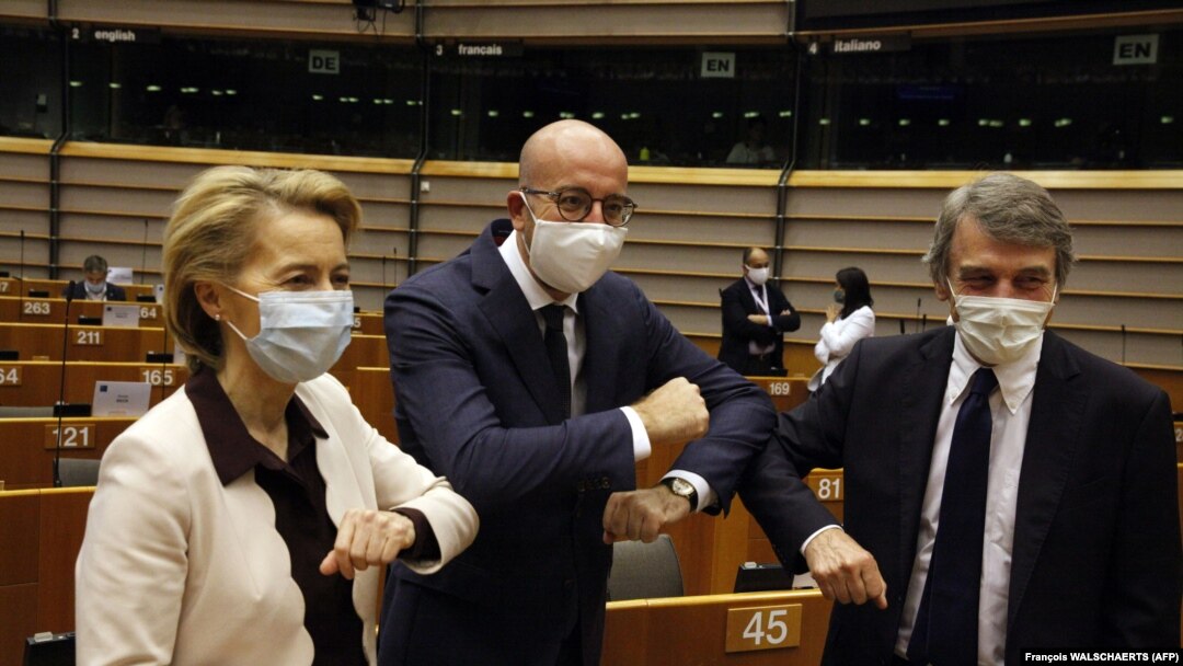 Ursula Von Der Leyen, președinta Comisiei Europene, președintele Consiliului European, Charles Michel, alături de David-Maria Sassoli, liderul Parlamentului European.