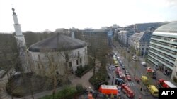 Բելգիա - Ոստիկանությունը, հրշեջ մեքենաները և «շտապօգնությունը» շրջապատում են Մեծ մզկիթը՝ այնտեղ սպիտակ փոշով կասկածելի ծրարի հայտնաբերումից հետո, Բրյուսել, 26-ը նոյեմբերի, 2015թ․