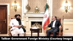 امیرخان متقی، سرپرست وزارت خارجۀ حکومت طالبان و عباس عراقچی، وزیر خارجۀ ایران (تصویر آرشیف)
