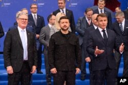 Кір Стармер (ліворуч) з Володимиром Зеленським та Еманнюелем Макроном під час спільного фотографування в рамках саміту Європейської політичної спільноти в Албанії 16 травня 2025 року