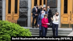 Нинішньою метою візиту трьох сенаторів США є «заохотити продовження реформ» в Україні та висловити солідарність із нею