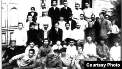 Члены правительства «Алашорда» в Семее. В третьем ряду первый слева – Ахмет Байтурсынов. В том же ряду в белом головном уборе – Алихан Букейханов, председатель правительства. 1918 год.