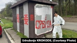 Filip Jovanović uklanja nacionalistički slogan "Kosovo je Srbija"