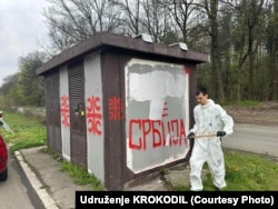 Jovanoviq duke fshirë sloganin nacionalist “Kosova është Serbi”.