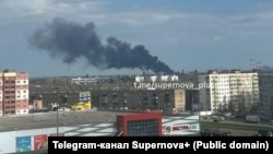 Башкырстанга жасалган дрон чабуулунан кийин асманга көтөрүлгөн түтүн.