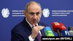 Վարչապետ Նիկոլ Փաշինյանը ճեպազրույցի ժամանակ, արխիվ