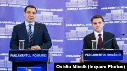 Pe 12 septembrie 2013, Guvernul a desecretizat și a pus la dispoziția presei mai multe acte despre afacerea Rosia Montana. În imagine premierul de atunci, Victor Ponta și fostul ministru Dan Șova.