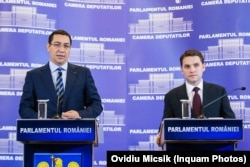 Fostul premier Victor Ponta (în stânga), alături de fostul ministru Dan Şova, în timpul unui anunţ cu privire la desecretizarea unor documente legate de proiectul de la Roşia Montană, între care şi contractul cu Gabriel Resources, în septembrie 2013.